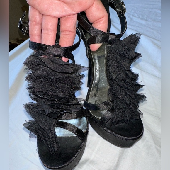 Satin Strappy with ruffles and platform perfect for going out hoco club, sz 8 - Picture 4 of 6